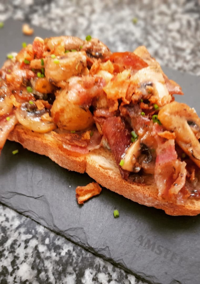 Una foto de Torrada de champiñones, panceta ibérica y gorgonzola
