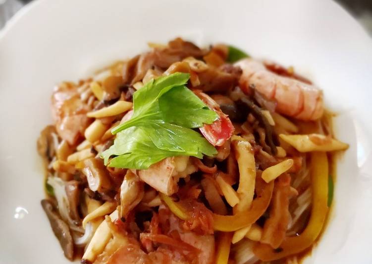 Салат с фунчозой, морепродуктами, грибами и овощами