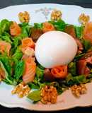 Ensalada de canónigos con rosas de salmón, burrata y nueces
