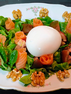 Una foto de Ensalada de canónigos con rosas de salmón, burrata y nueces