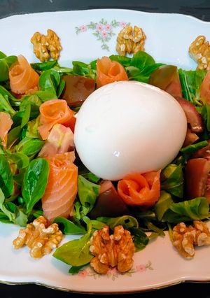 Una foto de Ensalada de canónigos con rosas de salmón, burrata y nueces