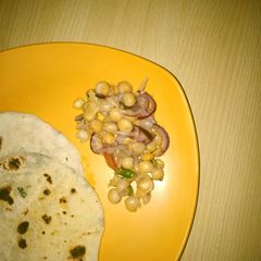 A picture of Chole Kulche.