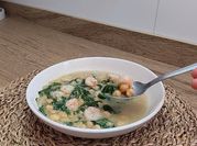 Una foto de sopa con leche de coco