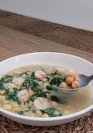 Una foto de Sopa asiática de garbanzos y gambas