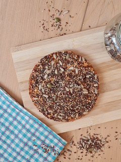 Una foto de Mega cookie de avena saladita para aprovechar clara suelta