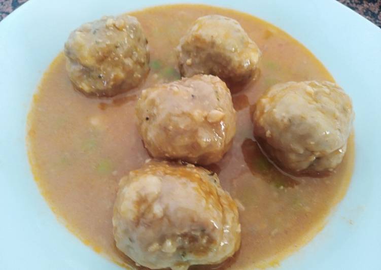 Albóndigas en salsa, con picada de cacahuetes