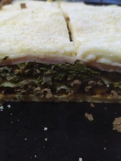 Una foto de Lasagna de carne, acelga y jamón y queso