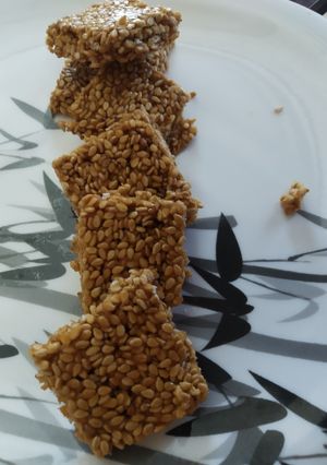 तील गुड़ की टेस्टी चिक्की (til gur ki tasty chikki recipe in Hindi) रेसिपी मुख्य फोटो