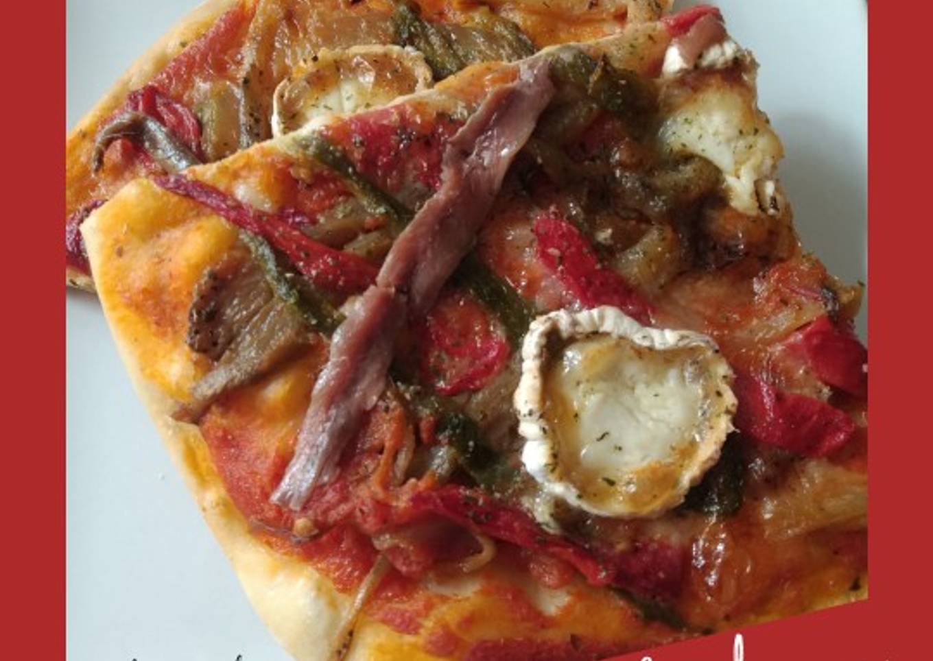 Pizza de escalivada con queso de cabra y anchoas