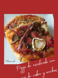 Una foto de Pizza de escalivada con queso de cabra y anchoas