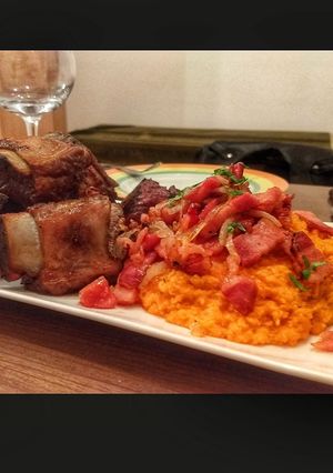 Una foto de Asado braseado a cocción lenta con puré de calabaza 💯