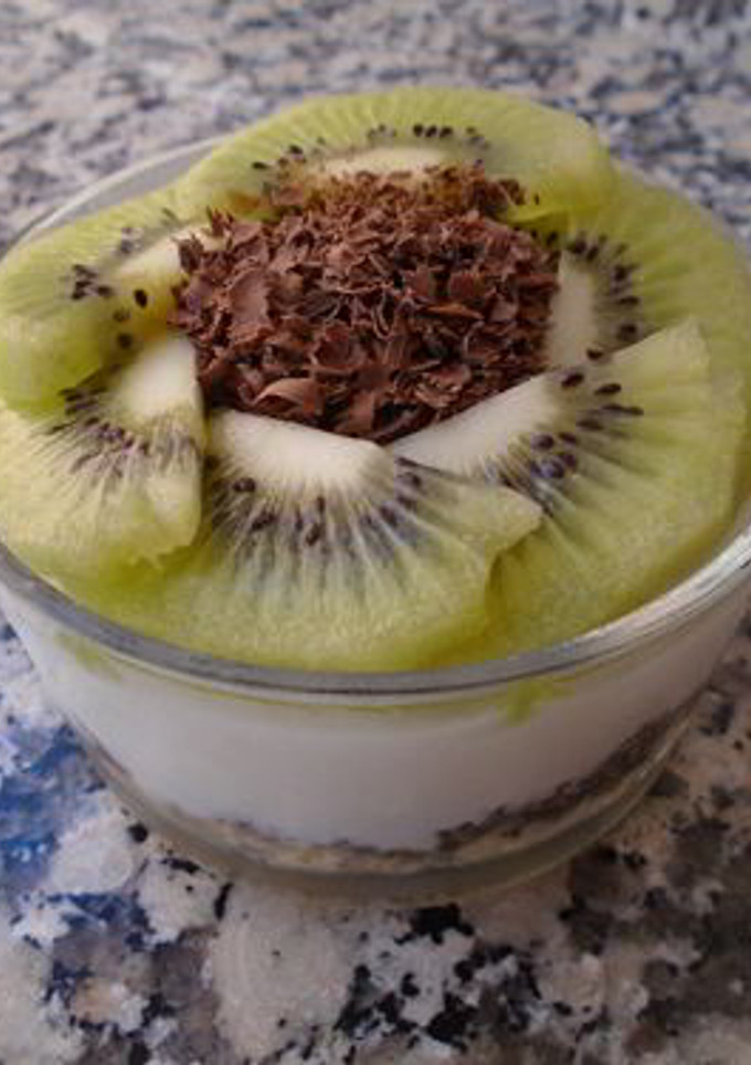 Una foto de Vasito de yogur, avena, chía y kiwi