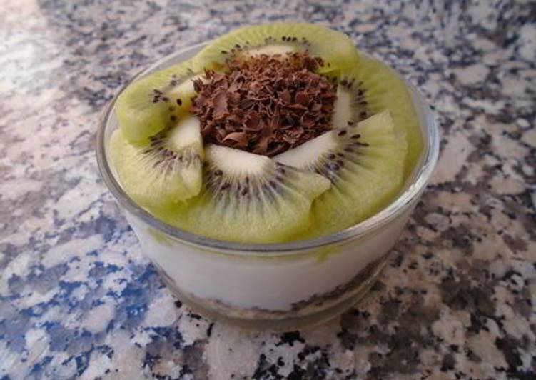Vasito de yogur, avena, chía y kiwi