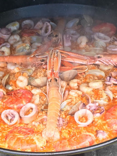 Una foto de Paella de marisco