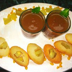 A picture of Shakkarkandi stuffed golgappas with water.
