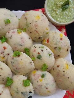 વેજ રવા ઈડલી વીથ કોકોનટ ચટની રેસીપી મુખ્ય ફોટો
