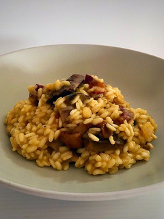 Una foto de Arroz cremoso de jamón ibérico y setas