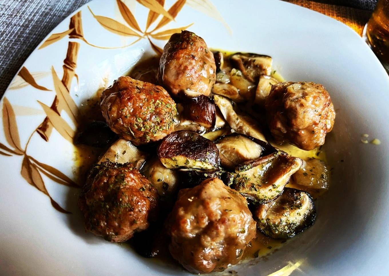 Albóndigas trufadas con salsa de carne y setas shiitake