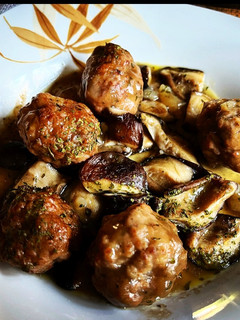 Una foto de Albóndigas trufadas con salsa de carne y setas shiitake