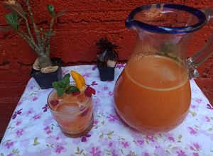 Una foto de Agua de mango con frambuesa 🥭❤