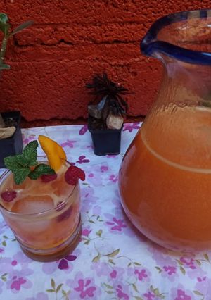 Una foto de Agua de mango con frambuesa 🥭❤
