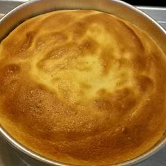 A picture of Lemon olive oil cake.