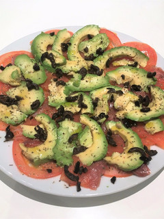Una foto de Ensalada de salmón y aguacate