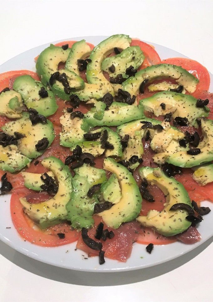 Una foto de Ensalada de salmón y aguacate