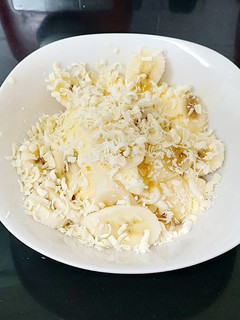 A picture of My Dairy Ice Cream with Banana and Grated White Chocolate 🤩.
