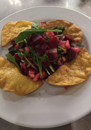 Una foto de Ensalada de manzana y remolacha