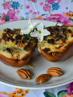 Una foto de Peras horneadas con queso azul, romero y nueces🍐