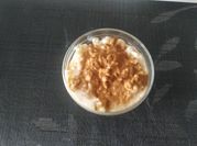 Una foto de arroz con leche cremoso