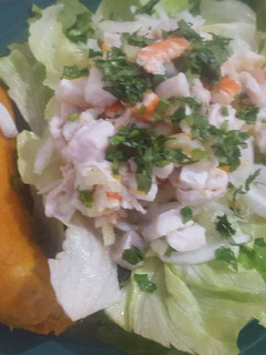 Una foto de Ceviche pescado y gambas