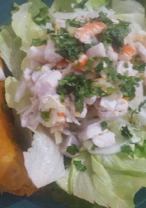 Una foto de Ceviche pescado y gambas