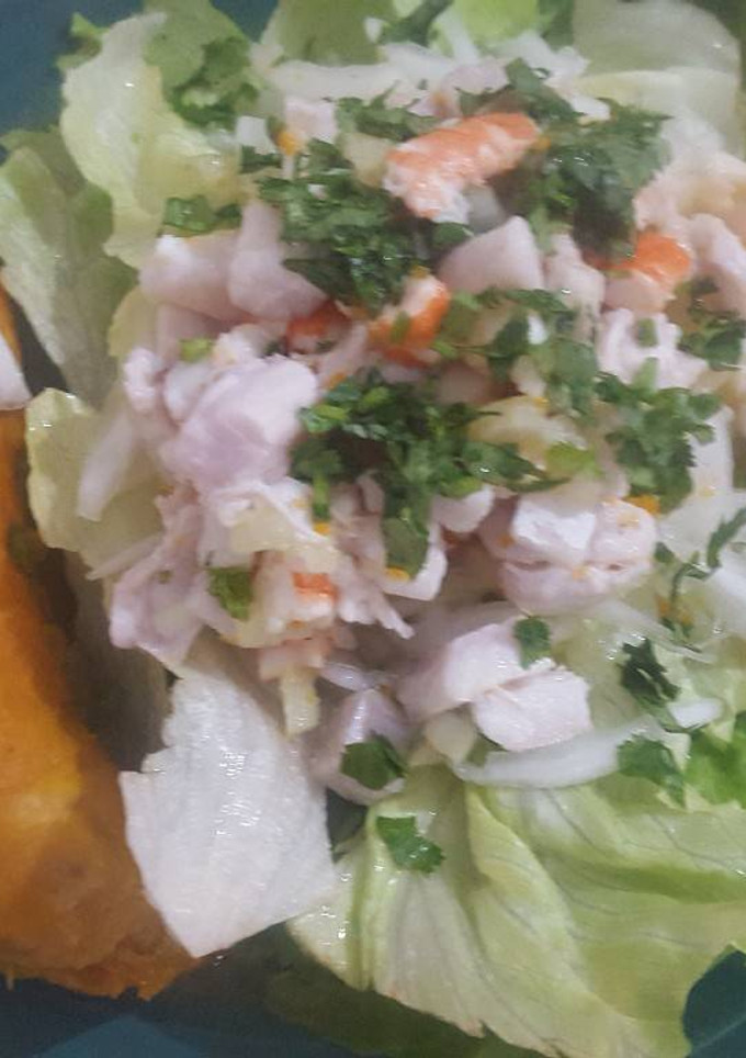 Una foto de Ceviche pescado y gambas