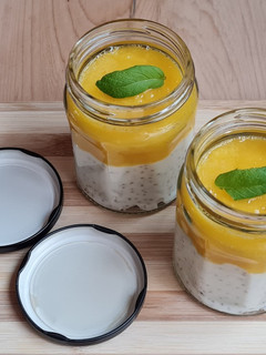Una foto de Postrecito de mango y coco 🥭🥥 bajo en calorías