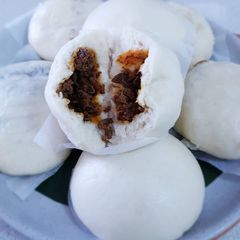 A picture of Bakpao Isi Rendang (Steamed Buns with Rendang filling).