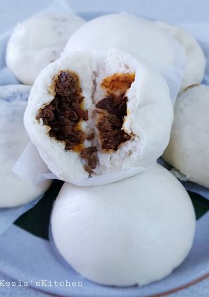 A picture of Bakpao Isi Rendang (Steamed Buns with Rendang filling).