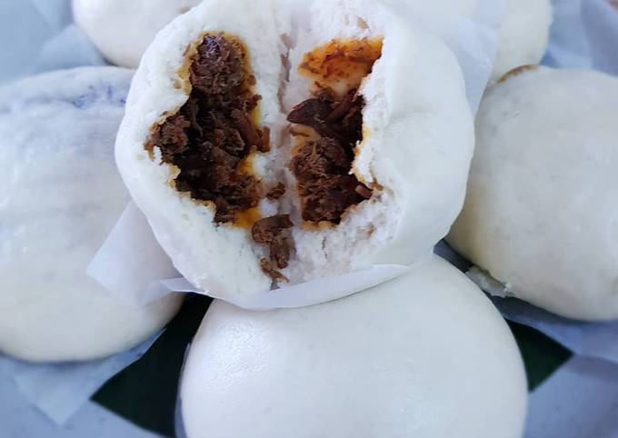 Bakpao Isi Rendang (Steamed Buns with Rendang filling)