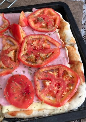 Una foto de Pizza con masa casera