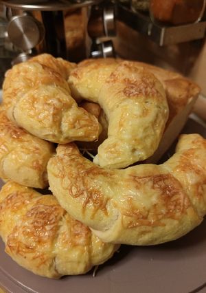 Sajtos kifli magyaros vajkrém töltelékkel recept fotója