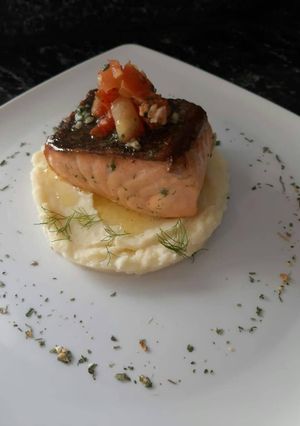 Una foto de Salmón en mantequilla de hinojo, acompañado de puré de papas en leche de coco!