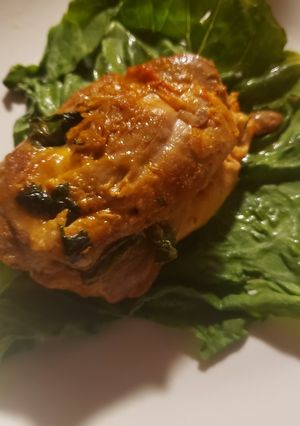 A picture of Stuff chicken with mozzarella and spinach.