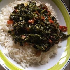 A picture of White rice and vegetable sauce🤤.