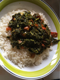 A picture of White rice and vegetable sauce🤤.