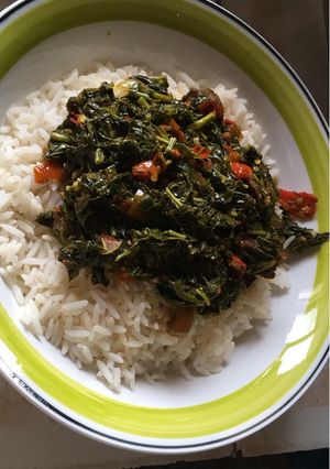 A picture of White rice and vegetable sauce🤤.