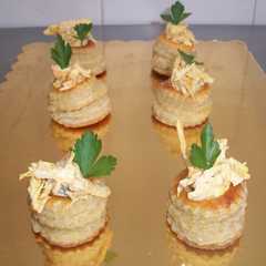 Una foto de Mini vol au vent de pollo
