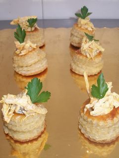 Una foto de Mini vol au vent de pollo