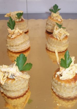 Una foto de Mini vol au vent de pollo