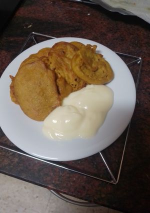 Una foto de Buñuelos de calabaza asada y castañas con natillas